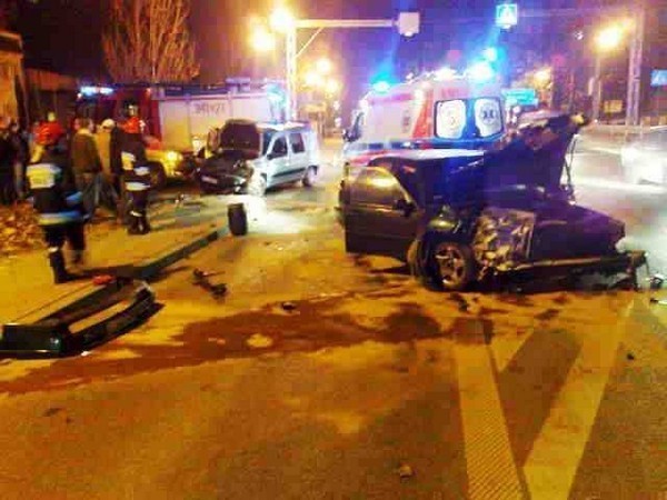 Na skrzyżowaniu drogi krajowej nr 75 z drogą lokalną w środę około godziny 18:20 doszło do zderzenia trzech samochodów osobowych marki Volvo, Peugeot oraz Toyota. - Kierujący samochodem marki Volvo wymusił pierwszeństwo przejazdu podczas wykonywania manewru lewoskrętu na skrzyżowaniu i doprowadził do zderzenia z pojazdem marki Peugeot, który następnie siłą uderzenia uderzył w stojący na drodze bocznej pojazd marki Toyota - informuje st. sierż. Paweł Grygiel, oficer prasowy sądeckiej policji. Kierujacy pojazdami byli trzeźwi. Lekkich obrażeń ciała doznali pasażerowie volvo. Sprawca kolizji został ukarany mandatem karnym.