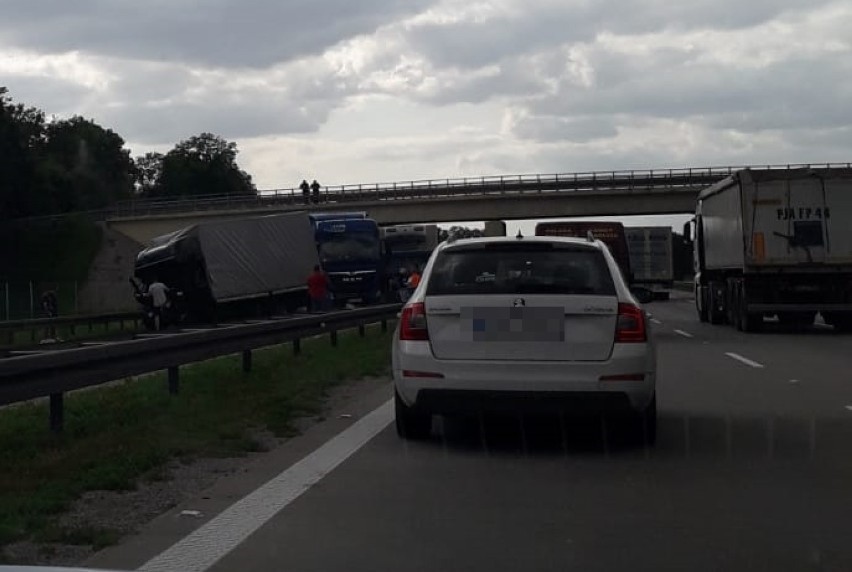 Wypadek na autostradzie A4. Zderzyły się trzy ciężarówki [ZDJĘCIA]