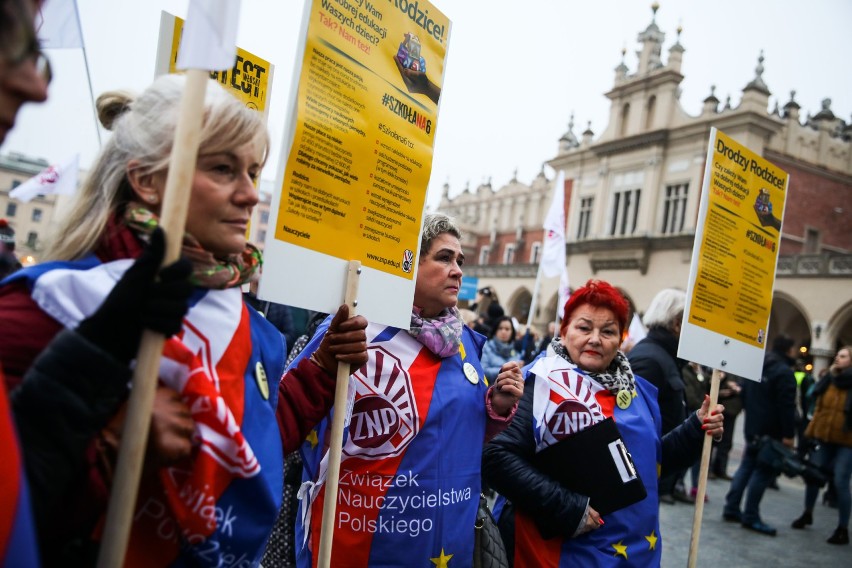Nauczyciele protestowali na Rynku Głównym w Krakowie [GALERIA]
