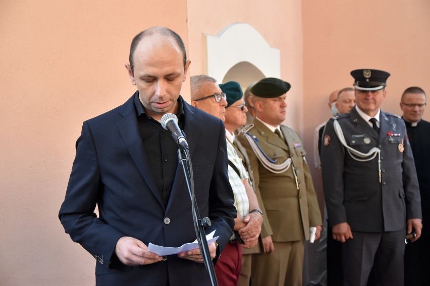 Chodzież: St. chor. szt. Mirosław Łucki oficjalnie upamiętniony. Odsłonięto poświęconą mu tablicę