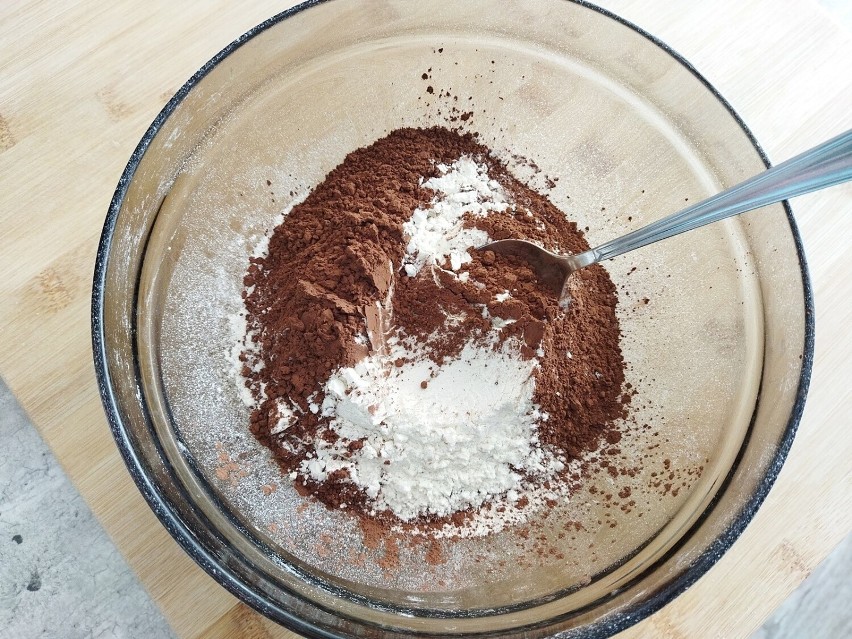 Zacznij od wymieszania w dużej misce mąki z kakao, proszkiem...