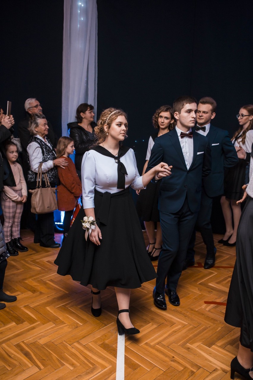 Studniówka 2020 LO Sióstr Nazaretanek w Warszawie. Przyszłe maturzystki pomodliły się przed najważniejszym balem w życiu [ZDJĘCIA] 