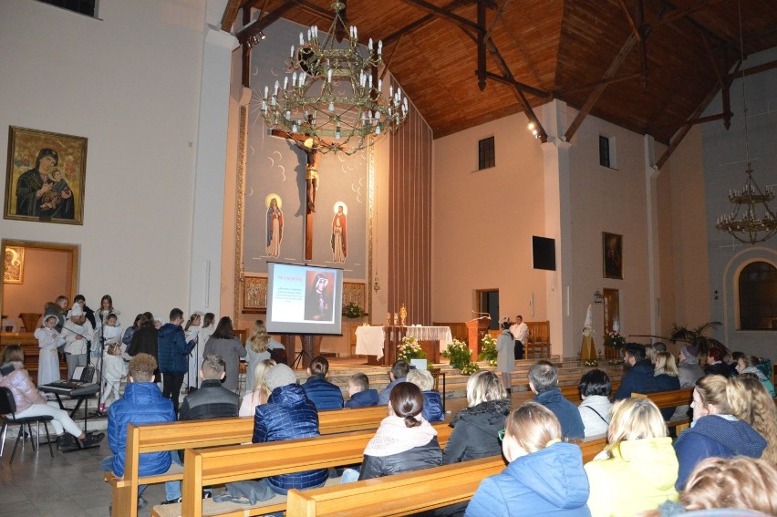 Noc Świętych w kościele parafialnym Chrystysa Dobrego Pastrzerza w Łowiczu [ZDJĘCIA]