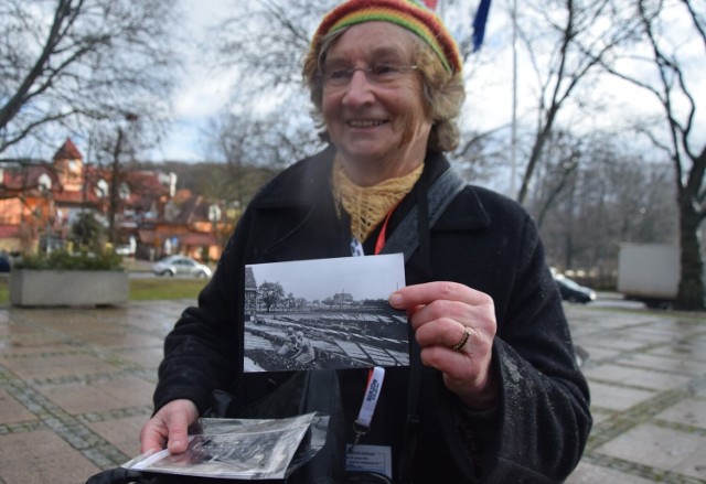 Hanna Steffens pokazuje zdjęcie wykonane w okolicy dzisiejszej ul. Małorolnych, gdzie mieszkała dwa lata po urodzeniu w 1943 r.