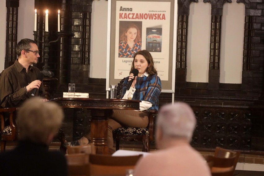 Anna Kaczanowska w legnickiej bibliotece. Spotkania z Książką Regionalną, zdjęcia