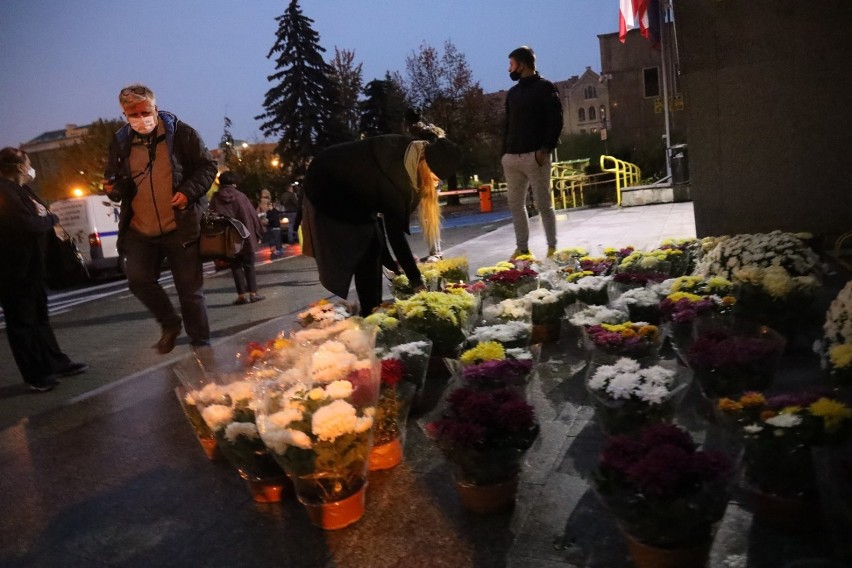 Legnica: Protest Kobiet na Placu Słowiańskim