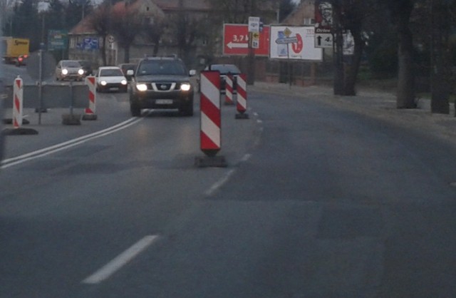 Ze względów bezpieczeństwa ruch na ulicy Łódzkiej na wysokości ulicy Łęgowej odbywa się tylko dwoma pasami