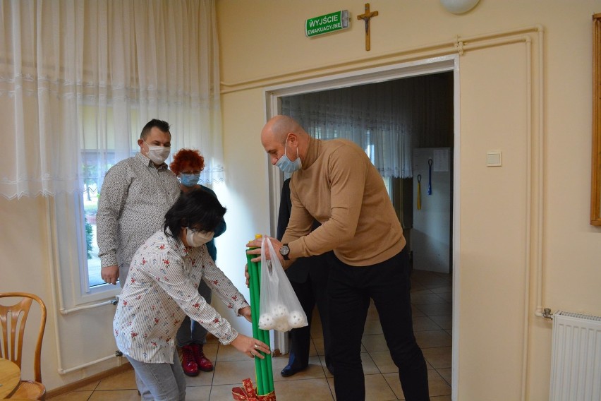 Rypin. Radny powiatu rypińskiego z prezentem dla podopiecznych Środowiskowego Domu Samopomocy