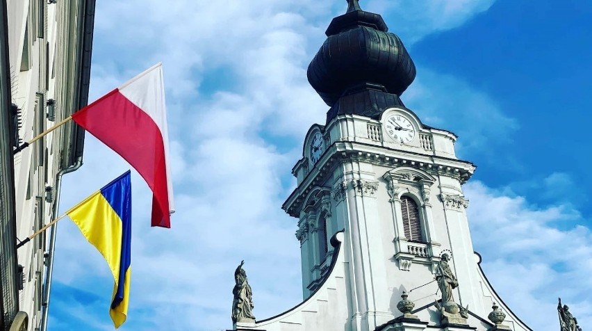 Flagi Polski i Ukrainy na placu Jana Pawła II w Wadowicach