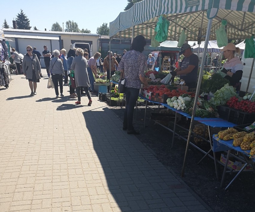 Targowa środa w Nowym Tomyślu. Produkty rolno - spożywcze cieszyły się największym zainteresowaniem [GALERIA]