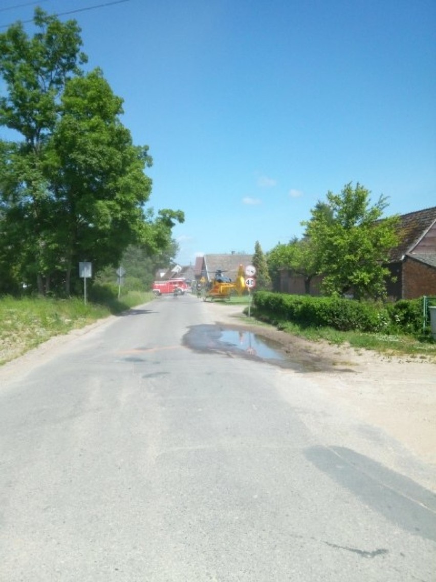 Wypadek w Sławsku. Bus zderzył się z osobówką, jedna osoba ranna [ZDJĘCIA]