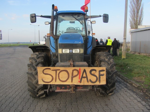 Rolnicy wyjechali na traktorach. Protest w powiecie kościańskim