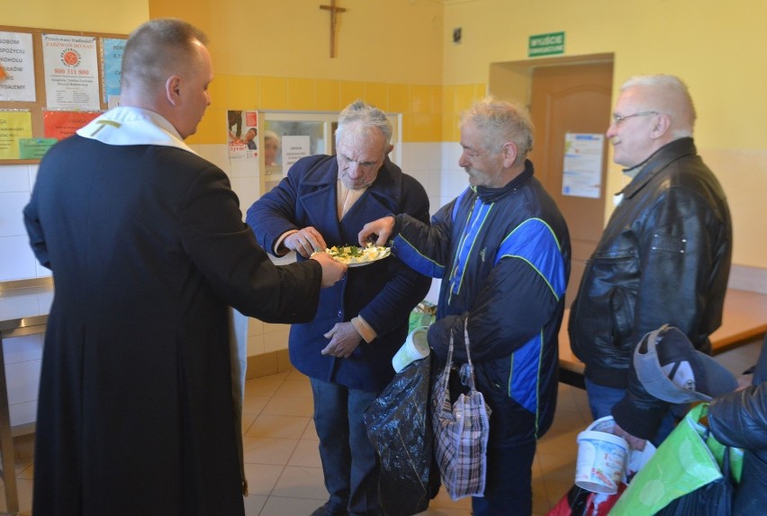 Caritas w Radomiu zaprosiła bezdomnych i ubogich na wielkanocny poczęstunek