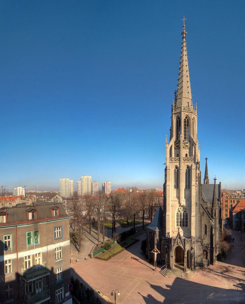 Kościół Mariacki w Katowicach - zniszczono rzeźbę i świecznik. Rozpoznajesz podejrzanego? [WIDEO  z monitoringu]