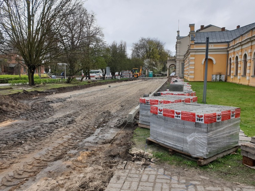 Obecnie wzdłuż dworca jest kładziona kostka. Powstanie...