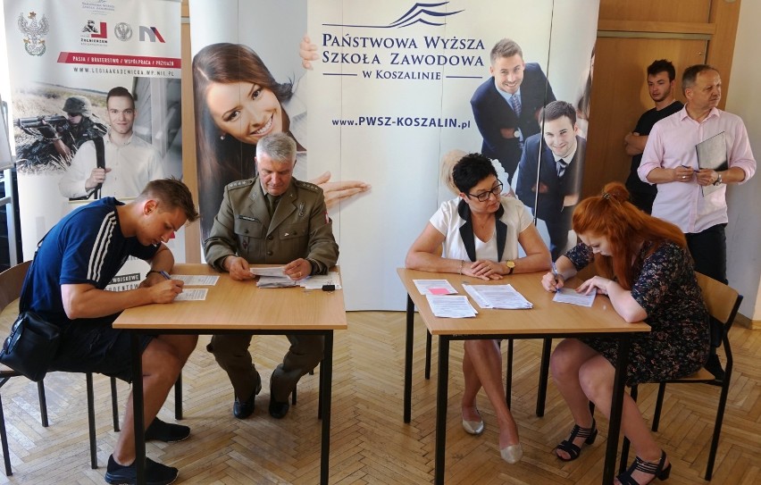 Studenci PWSZ w Koszalinie odebrali powołania Legii Akademickiej [ZDJĘCIA]