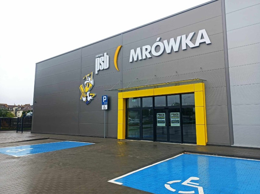 Market budowlany PSB Mrówka w Wieluniu wkrótce zostanie otwarty. Z Warszawskiej będzie można płynnie skręcić do nowego sklepu  FOTO
