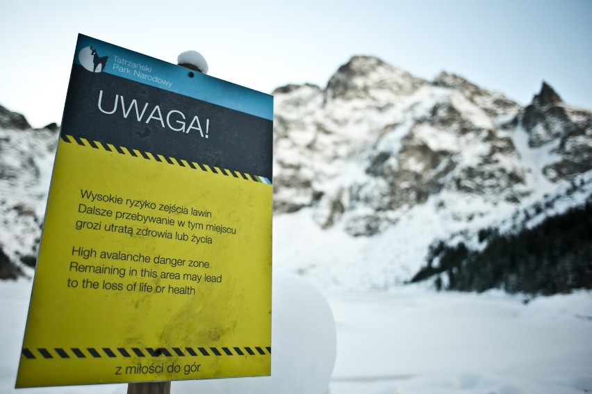 W Tatrach cały czas występuje ryzyko zejścia lawin.