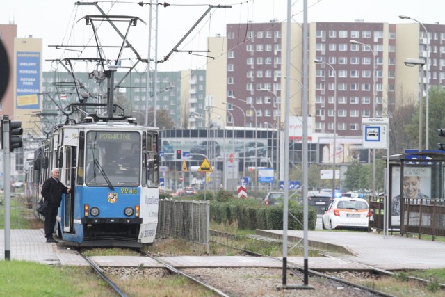 05.10.2017 wroclaw
gazeta wroclawska
wroclaw, zmigrodzka, silnik wypadl na tory z tramwaju linii 15
jaroslaw jakubczak / polska press
mpk wypadek silnik tramwaj tory awaria urwany silnik dzwig zmigrodzka