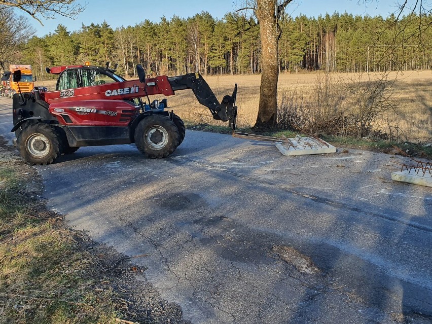 Płyty zebrano z jezdni z pomocą wózka widłowego