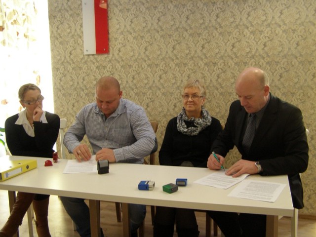 Podpisanie umowy na budowę przedszkola w Chmielnie
