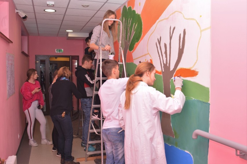 Kmiecin. Gimnazjaliści tworzą mural dla przedszkolaków [ZDJĘCIA]