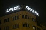 Neon Wedla wrócił na Mokotów. Napis ''E. Wedel Czekolada'' znowu świeci na dachu kamienicy przy Puławskiej [ZDJĘCIA] 