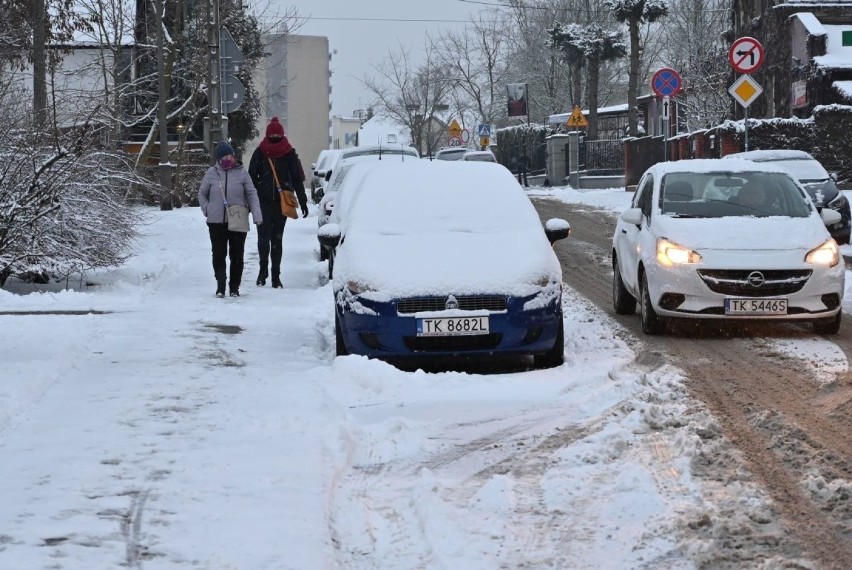 Od wtorku 12 stycznia  w Kielcach obficie pada śnieg. Po...