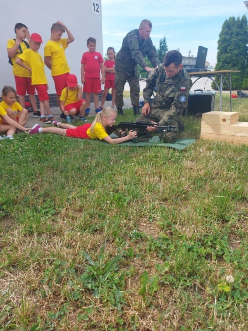Zajęcia w ramach Klubu Małego i Młodego Ratownika na terenie jednostki wojskowej w Jarocinie