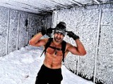 Mateusz Karbowy z Żar wszedł po raz drugi na Śnieżkę w samych spodenkach! Jednak uczestnik Ninja Warrior nie poleca takich doznań każdemu