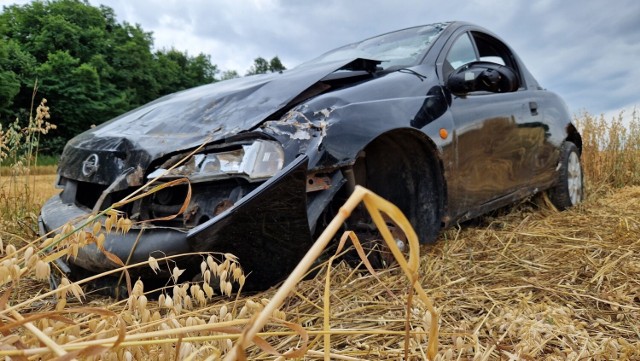 Tak wygląda rozbita tigra, która stoi w polu przy trasie wojewódzkiej nr 426.