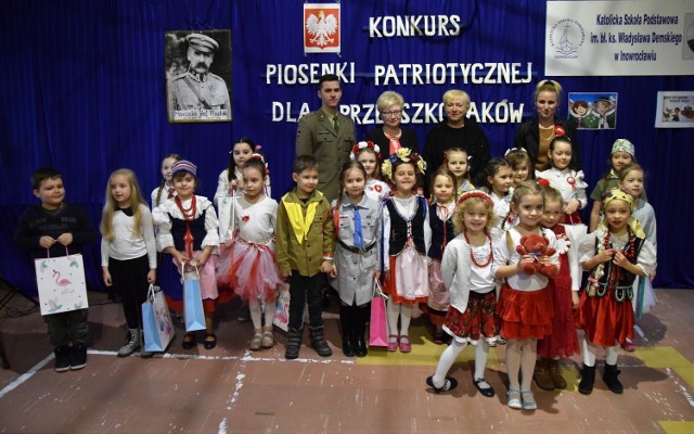 Katolicka Szkoła Podstawowa w Inowrocławiu już po raz czwarty zorganizowała Konkurs Piosenki Patriotycznej dla Przedszkolaków. 

Uczestniczyli w nim: Olga Senderowska (Przedszkole "Muzyczna Kraina"), Adela Hejenkowska ("Smyk"), Iwan Arent ("Smyk"), Agata Jabłońska (Przedszkole przy SP nr 9), Julia Milanowska (Przedszkole przy SP nr 9), Hanna Trawińska ("Kujawskie Dzieci"), Łucja Wilińska (Przedszkole przy Katolickiej SP), Emilia Jakubowska (Słoneczko"), Antonina Siemianowska (Przedszkole przy Katolickiej SP), Lena Śniegowska ("Muzyczna Kraina"), Kornelia Szybmor ("Muzyczna Kraina"), Hanna Zaleta ("Kujawskie Dzieci"), Lena Szablewska ("Muzyczna Kraina"), Liwia Groblewska ("Miś"), Maja Stempowska ("Juniorek"), Maja Florczak ("Muzyczna Kraina"), Małgorzata Urbaniak ("Muzyczna Kraina), Julia Pietrzak ("Kujawskie Dzieci"), Aldona Gnojewska ("Muzyczna Kraina"), Maja Dubińska (Przedszkole przy SP nr 4), Zuzanna Karmonik (Przedszkole przy SP nr 4). 

Jury przyznało 6 nagród specjalnych, choć jak przyznała jego przewodnicząca Aleksandra Brejza, wszyscy wykonawcy zasłużyli na nie. 

A oto nagrodzona szóstka: Emilia Jakubowska (piosenka "Róża czerwona"), Łucja Wilińska (piosenka "Pisk białego orła"), Maja Stempowska (piosenka "Przybyli ułani pod okienko"), Maja Florczak (piosenka "Co to jest niepodległość?"), Małgorzata Urbaniak (piosenka "Uwierz Polsko") oraz Zuzanna Karmonik (piosenka "Nasze polskie ABC"). 

Wszyscy pozostali uczestnicy otrzymali specjalne wyróżnienia, za zdolności aktorskie, śpiewacze, odpowiedni do tematyki konkursu ubiór i wiele innych przymiotów, które zostały zauważone przez jurorów. 

Konkurs Piosenki Patriotycznej dla Przedszkolaków [video]
