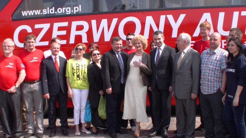 Czerwony autobus SLD w Bydgoszczy
