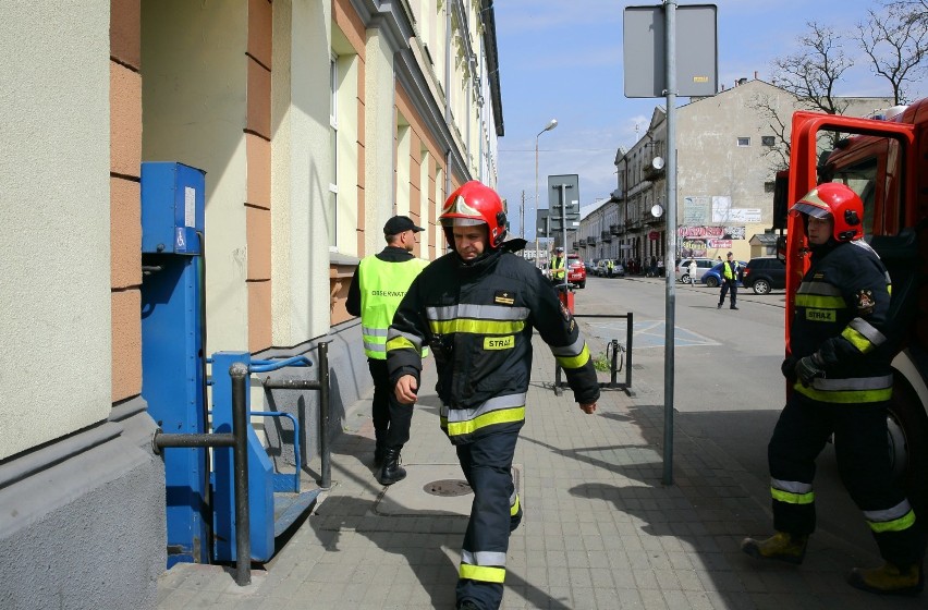 Policja i straż pożarna na poczcie w Piotrkowie przy ul....