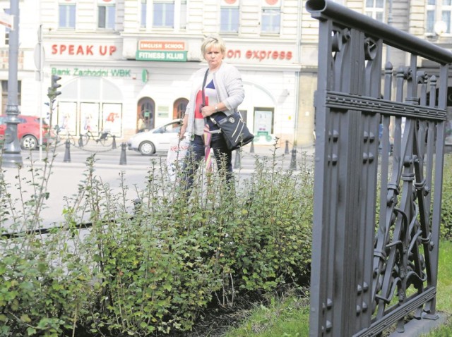 Drogowcy ustawili przy ul. Mostowej fragment balustrady, którą ...