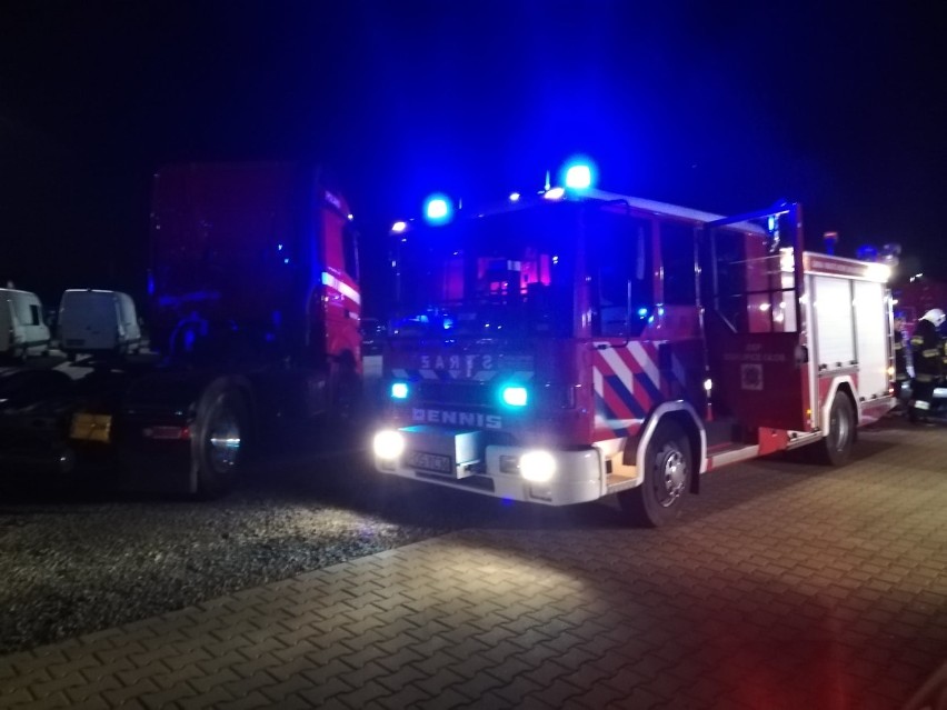 Pożar salonu Mercedesa w Ociążu! Ogień objął halę z częściami motoryzacyjnymi