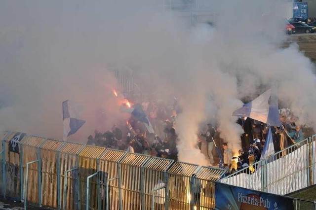 Wnoszenie i odpalanie petard na stadionach jest nielegalne