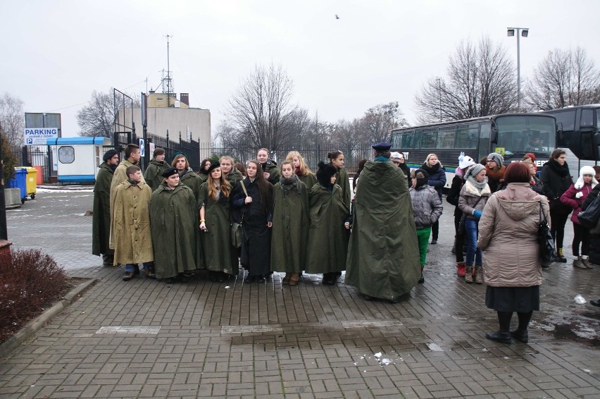 Harcerze z drużyn Hufca ZHP Powiatu Kaliskiego przywieźli z Jasnej Góry światło betlejemskie ZDJĘCIA