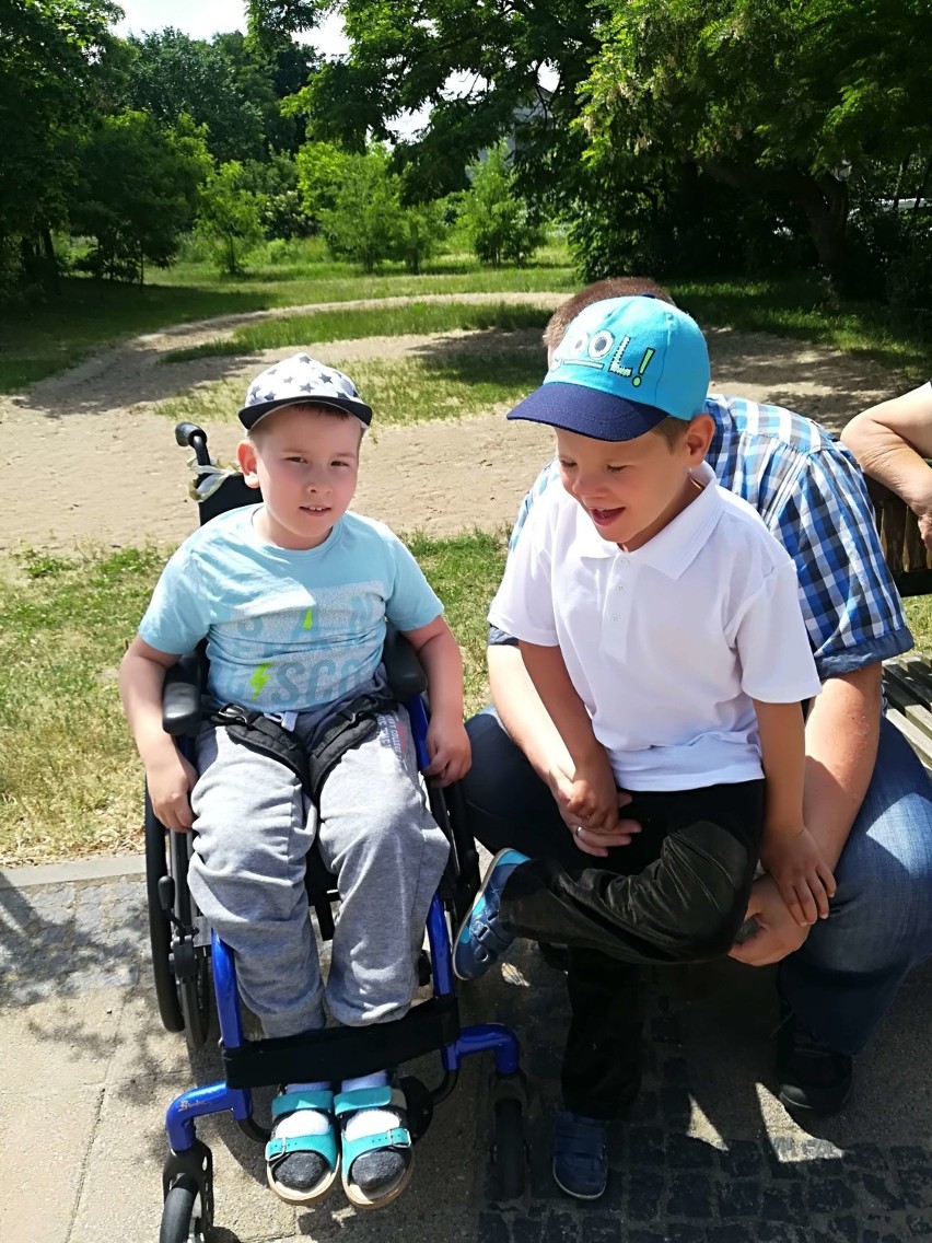 Chcą pomóc rodzinie z Pruszcza. Zbiórka na samochód z platformą dla dwóch niepełnosprawnych chłopców [ZDJĘCIA]