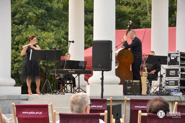 Koncert Triple Triangle Trio w Parku Zielona Zobacz kolejne zdjęcia/plansze. Przesuwaj zdjęcia w prawo - naciśnij strzałkę lub przycisk NASTĘPNE