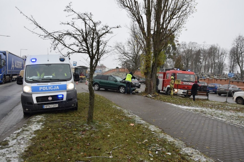 Samochód wjechał w ludzi stojących na chodniku w Starogardzie Gdańskim ZDJĘCIA