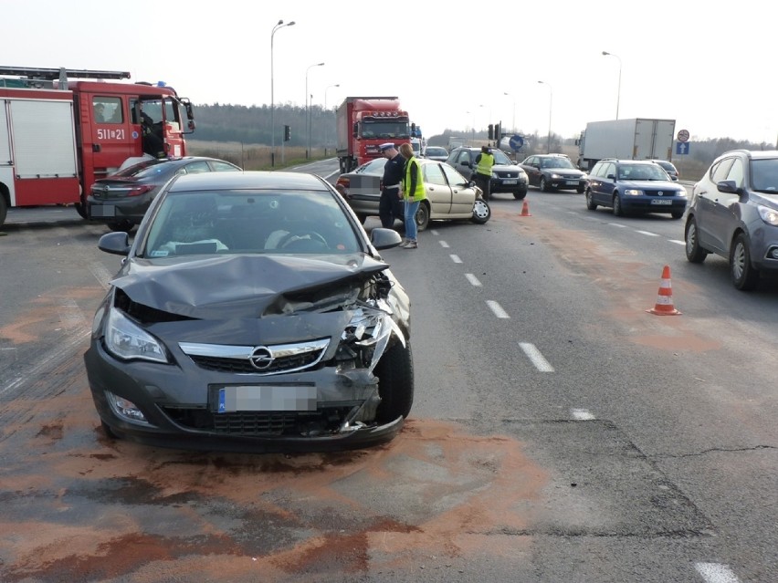 Wypadek na DK 1 pod Radomskiem. Znów zderzenie na skrzyżowaniu