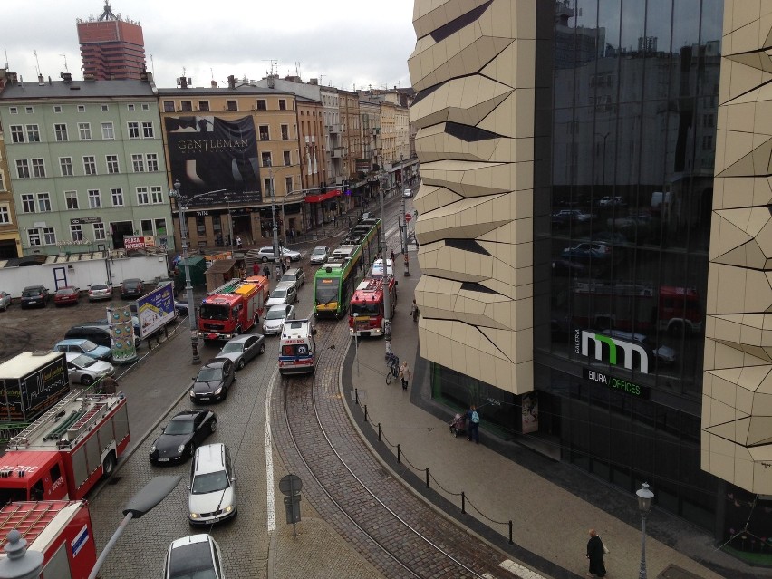 Galeria MM: Straż pożarna przed budynkiem. Alarm przez......