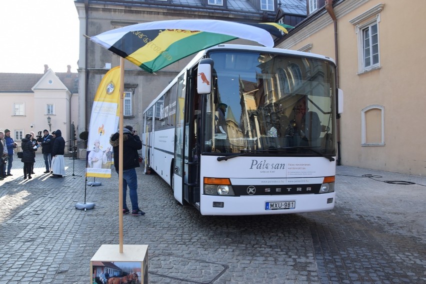 Paulinobus dotarł na Jasną Górę [ZDJĘCIA] Do niedzieli można oglądać specjalną wystawę multimedialną poświęconą Zakonowi Paulinów