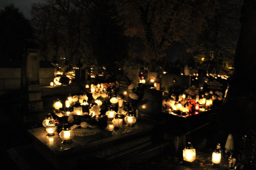 Zaduszki w Łęczycy. Wieczorny spacer po cmentarzu