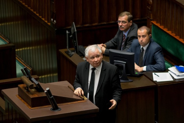 PiS jest za ochroną życia - mówił Jarosław Kaczyński podczas debaty poprzedzającej głosowanie ws. zaostrzenia ustawy antyaborcyjnej. Poparła go premier Szydło.

06.10.2016 Warszawa
27 posiedzenie Sejmu 8 kadencji