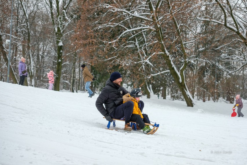 Zimowe szaleństwo w Tarnowie! Na tarnowskich górkach duży ruch. Dzieci zjeżdżają na sankach i lepią bałwany. Zobaczcie zdjęcia!