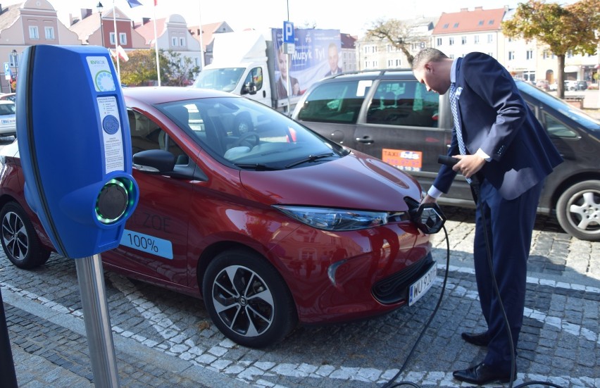 Takie dwie stacje ładowania aut elektrycznych można spotkać...