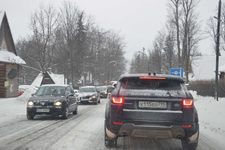 Zakopane totalnie sparaliżowane. Stoją wszystkie ulice miasta [ZDJĘCIA]