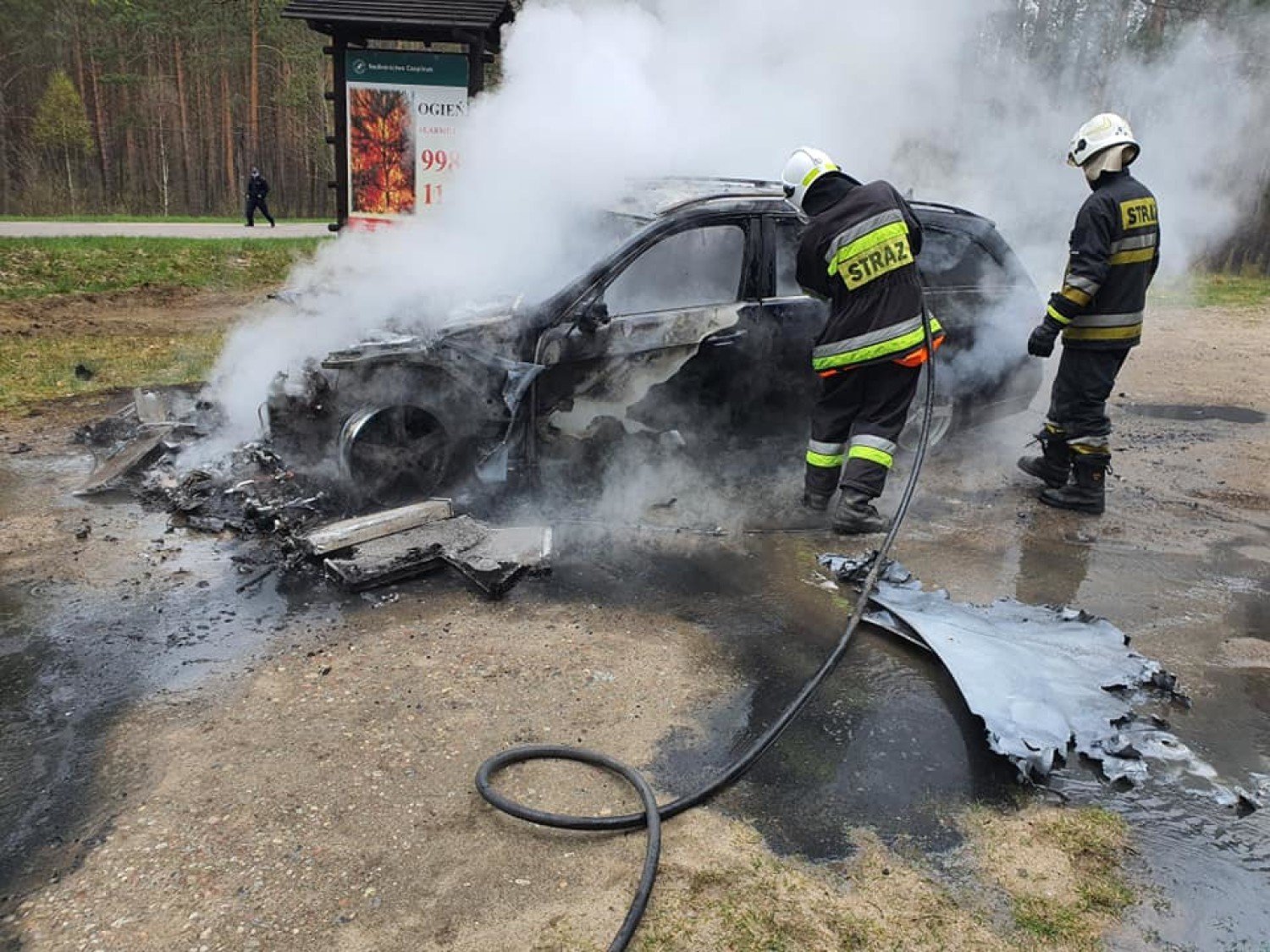Mercedes spłonął na parkingu leśnym koło Barwic. Czy to